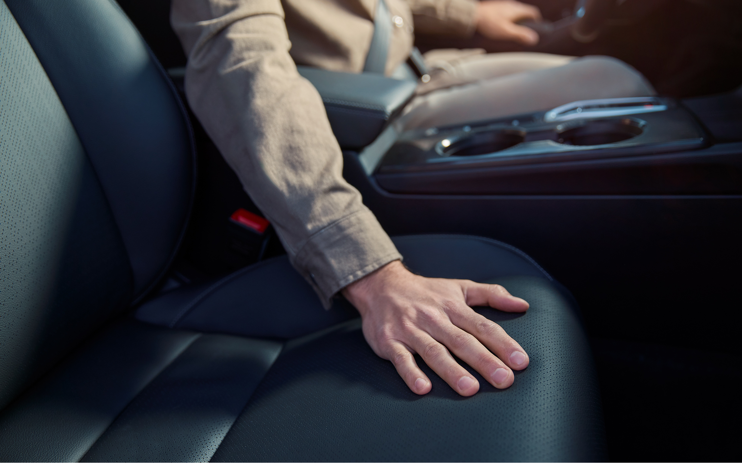 Osoba, která se dotýká sedadel ve vozidle Honda Civic Hybrid.